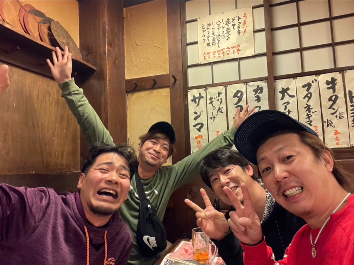 居酒屋で盛り上がる仲間