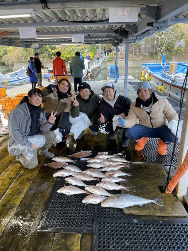 釣果を並べた集合写真