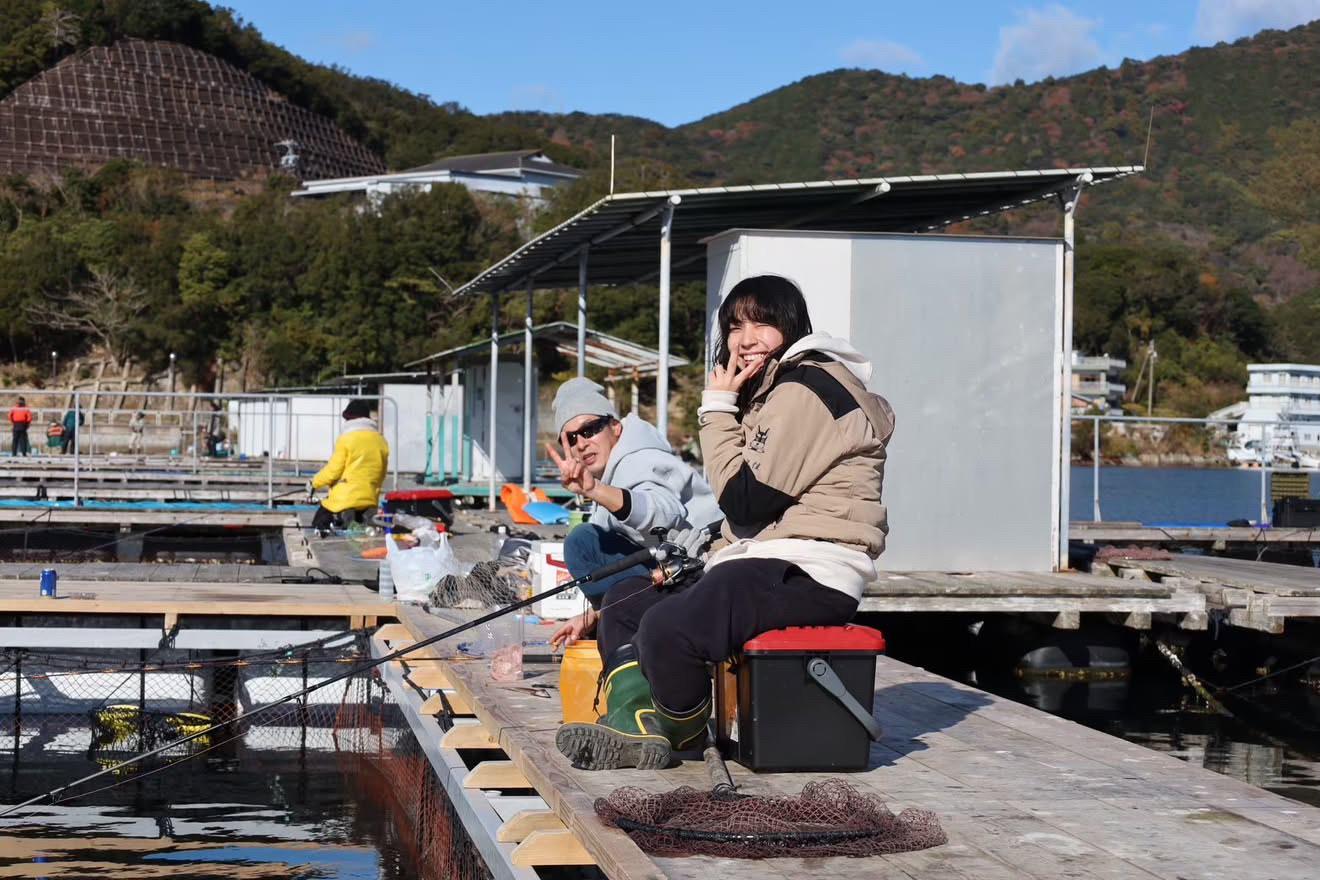 並んで釣りをする社員